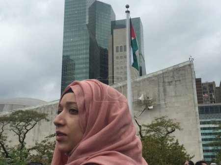 Téléchargez les photos : Etats-Unis, New York : Une femme assiste pour la première fois au lever du drapeau palestinien au siège des Nations Unies à New York le 30 septembre 2015. - en image libre de droit