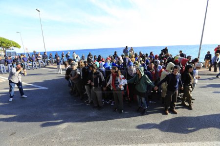 Téléchargez les photos : Italie, Vintimille : Evacuation du camp, les migrants montent dans l'autobus pour être accueillis dans le centre Croix-Rouge à Vintimille le 30 septembre 2015 - en image libre de droit