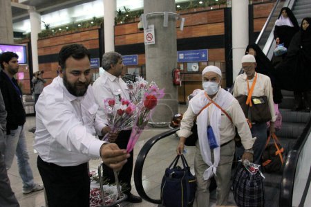 Foto de Los peregrinos del Hayy llegaron a Teherán, Irán, el 1 de octubre de 2015 desde Arabia Saudita. Los peregrinos habían estado en La Meca para participar en el Hayy, considerado el mayor encuentro anual de personas en el planeta. - Imagen libre de derechos