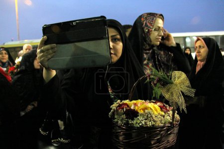 Téléchargez les photos : Les pèlerins du Hajj sont arrivés à Téhéran, en Iran, le 1er octobre 2015 en provenance d'Arabie saoudite. Les pèlerins avaient été à La Mecque pour participer au Hadj, considéré comme le plus grand rassemblement annuel de personnes sur la planète. - en image libre de droit