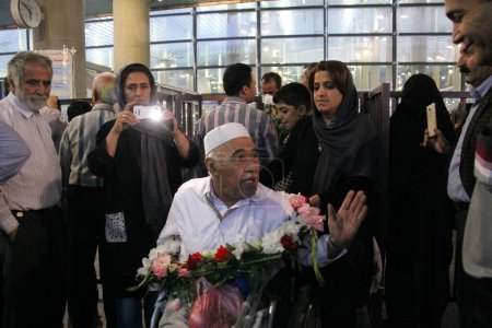 Téléchargez les photos : Les pèlerins du Hajj sont arrivés à Téhéran, en Iran, le 1er octobre 2015 en provenance d'Arabie saoudite. Les pèlerins avaient été à La Mecque pour participer au Hadj, considéré comme le plus grand rassemblement annuel de personnes sur la planète. - en image libre de droit