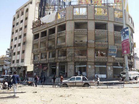 Téléchargez les photos : YEMEN, Sanaa : Un camion endommagé est vu devant une station-service détruite à Sanaa, au Yémen, le 1er octobre 2015. - en image libre de droit