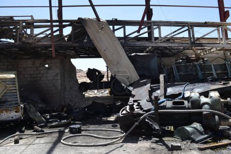 Foto de YEMEN, SANAA: Un almacén agrícola con bombas de agua, tuberías y otros equipos quedó en ruinas en Sanaa, Yemen, el 1 de octubre de 2015, en medio de una reciente ola de ataques aéreos contra el país. - Imagen libre de derechos