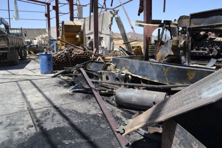 Foto de YEMEN, SANAA: Un almacén agrícola con bombas de agua, tuberías y otros equipos quedó en ruinas en Sanaa, Yemen, el 1 de octubre de 2015, en medio de una reciente ola de ataques aéreos contra el país. - Imagen libre de derechos