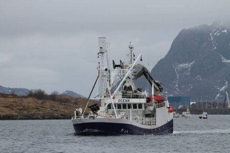 Téléchargez les photos : Bateau de pêche "Ocean" en Norvège - en image libre de droit