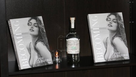Téléchargez les photos : UNITED KINGDOM, London: Cindy Crawford's new book Becoming and bottles of George Clooney's new tequila Casamigos Tequila are displayed at a joint launch at the Beaumont Hotel in central London on October 1, 2015. - en image libre de droit