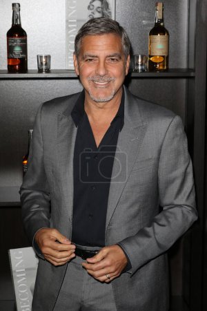 Foto de REINO UNIDO, Londres: Celebrity asiste al lanzamiento conjunto del nuevo sello de tequila de George Clooney, Casamigos Tequila, y el nuevo libro de Cindy Crawford Becoming at the Beaumont Hotel en el centro de Londres el 1 de octubre de 2015. - Imagen libre de derechos