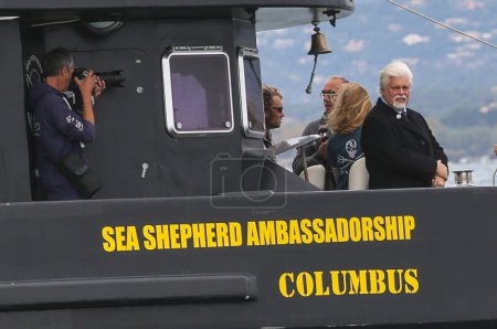 Foto de FRANCE, Saint-Tropez: Founder of the Sea Shepherd conservation society (SSCS) Paul Watson (R) is pictured on the 'Columbus' boat off the coast of Saint-Trophez, southern France, on October 1er, 2015. - Imagen libre de derechos