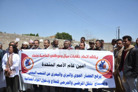 Téléchargez les photos : YEMEN, Sanaa: A small crowd of protesters gather outside a United Nations building in the Yemeni capital of Sanaa on October 1, 2015, calling for an end to the bombings in Yemen by the Saudi-led coalition. - en image libre de droit