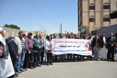 Téléchargez les photos : YEMEN, Sanaa: A small crowd of protesters gather outside a United Nations building in the Yemeni capital of Sanaa on October 1, 2015, calling for an end to the bombings in Yemen by the Saudi-led coalition. - en image libre de droit