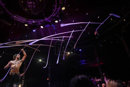 Foto de Toronto, Canadá - Acrobat de Spiegelworld Circus actuando en escena - Imagen libre de derechos
