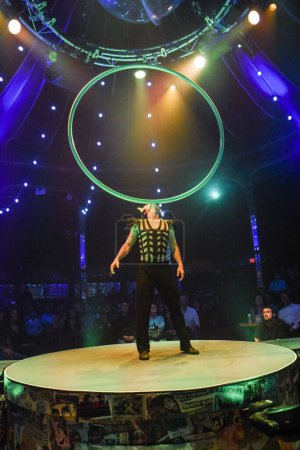 Téléchargez les photos : Toronto, Canada - Acrobat du Spiegelworld Circus se produisant sur scène - en image libre de droit
