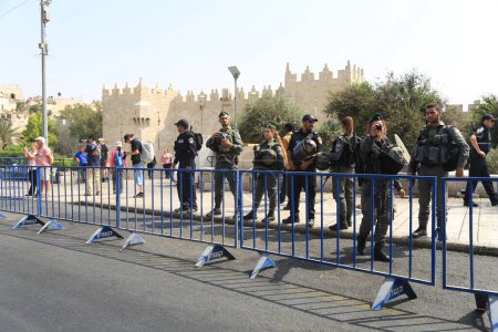 Téléchargez les photos : ISRAEL, Jérusalem : Des soldats israéliens montent la garde devant la vieille ville de Jérusalem, en Israël, le 2 octobre 2015.La zone est fermée aux fidèles depuis 6 jours, car il est interdit aux gens d'entrer dans la mosquée pour prier le vendredi.. - en image libre de droit