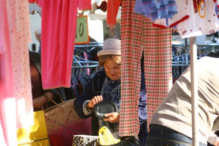 Foto de Mujer en un mercado tradicional - Imagen libre de derechos