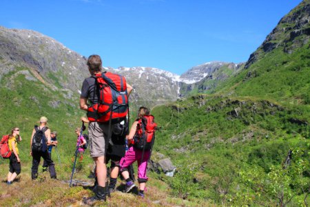 Foto de Senderistas con mochilas caminando en las montañas de verano - Imagen libre de derechos