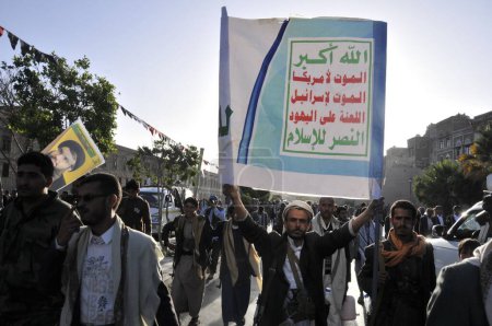 Téléchargez les photos : YEMEN, Sanaa : Des partisans chiites-houthis lèvent des fusils lors d'une manifestation à Sanaa le 2 octobre 2015, contre les opérations militaires en cours menées par la coalition dirigée par l'Arabie saoudite. - en image libre de droit