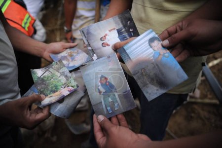 Téléchargez les photos : GUATEMALA, El Cambray II : Les gens cherchent à sauver ce qu'ils peuvent après un glissement de terrain mortel dans le village d'El Cambray II, à Santa Catarina Pinula, à 15 km à l'est de Guatemala City le 2 octobre 2015 - en image libre de droit