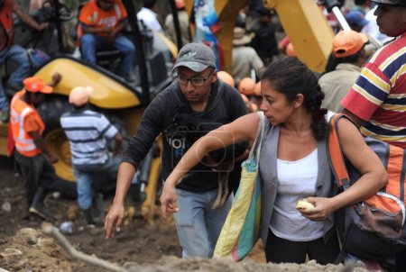 Foto de GUATEMALA, El Cambray II: La gente busca salvar lo que puede después de un alud mortal en el pueblo de El Cambray II, en Santa Catarina Pinula, a 15 km al este de la Ciudad de Guatemala el 2 de octubre de 2015 - Imagen libre de derechos
