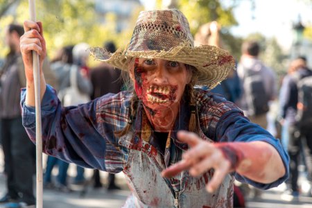 Téléchargez les photos : FRANCE, Paris : Un participant pose lors de la 8ème Marche Zombie qui s'est tenue à Paris le 3 octobre 2015. - en image libre de droit