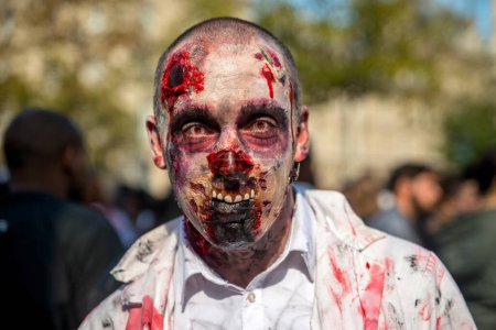 Foto de FRANCIA, París: Un participante posa durante el 8º Zombie Walk celebrado en París el 3 de octubre de 2015. - Imagen libre de derechos