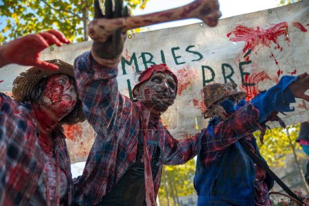 Téléchargez les photos : FRANCE, Paris : Les participants posent lors de la 8ème Marche Zombie qui s'est tenue à Paris le 3 octobre 2015. - en image libre de droit