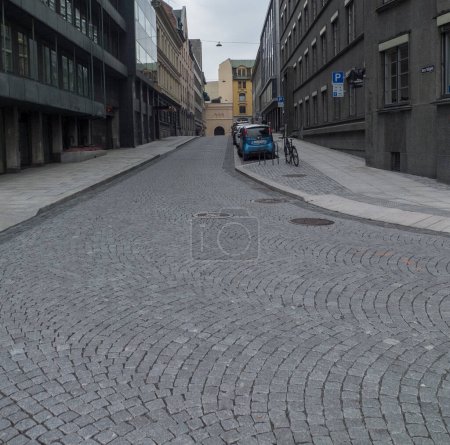 Téléchargez les photos : Pavés vides dans la rue de la ville d'Oslo - en image libre de droit