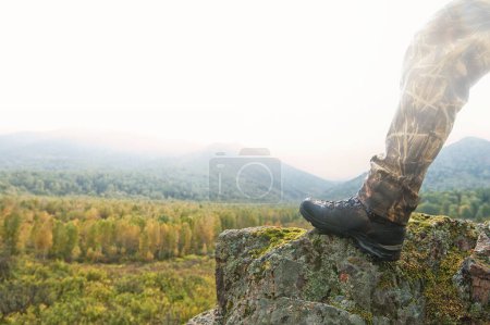 Téléchargez les photos : Randonneur masculin reposant dans les montagnes au sommet de la roche - en image libre de droit