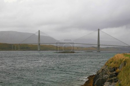 Foto de Helgelandsbrua puente en día nublado - Imagen libre de derechos