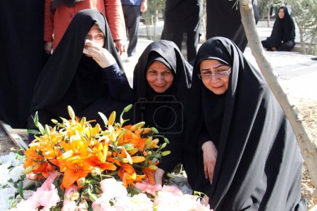 Téléchargez les photos : IRAN, Téhéran : cimetière Behesht-e Zahra le 4 octobre 2015 pour commémorer la tragédie de Mena. Au total, 465 pèlerins iraniens ont perdu la vie dans la grande débandade de personnes lors des rituels du Hadj le 24 septembre 2015.. - en image libre de droit