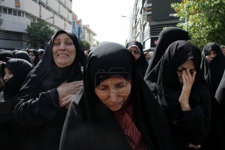 Téléchargez les photos : Iran, Téhéran : Famille et amis se rassemblent au cimetière Behesht-e Zahra le 4 octobre 2015 pour dire leurs derniers adieux à leurs proches perdus dans la tragédie de Mena - en image libre de droit