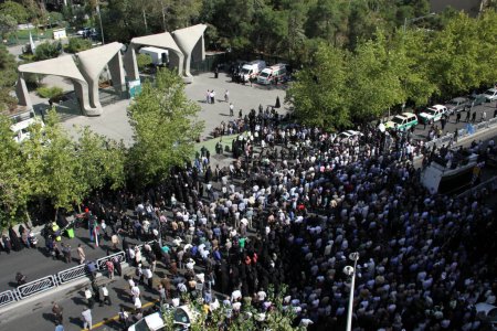 Téléchargez les photos : Iran, Téhéran : Famille et amis se rassemblent au cimetière Behesht-e Zahra le 4 octobre 2015 pour dire leurs derniers adieux à leurs proches perdus dans la tragédie de Mena - en image libre de droit