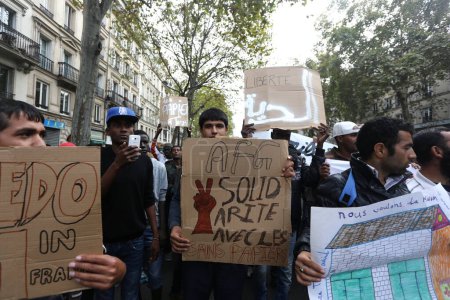 Téléchargez les photos : PARIS FRANCE - Manifestants sur la manifestation des réfugiés - en image libre de droit