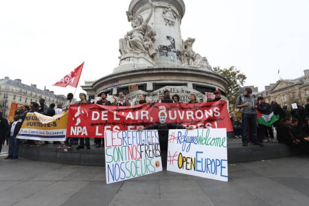 Téléchargez les photos : PARIS FRANCE - Manifestants sur la manifestation des réfugiés - en image libre de droit