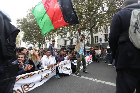 Foto de PARÍS FRANCIA - Manifestación de manifestantes contra los refugiados - Imagen libre de derechos