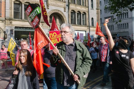 Téléchargez les photos : Royaume-Uni, Manchester : Des manifestants portant des pancartes sont vus lors d'une marche anti-austérité organisée par l'Assemblée du peuple pour protester contre la Conférence du Parti conservateur à Manchester, au Royaume-Uni, le 4 octobre 2015 - en image libre de droit