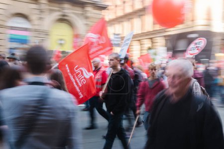 Foto de Reino Unido, Manchester: Manifestantes con pancartas se ven durante una marcha contra la austeridad organizada por la Asamblea Popular en protesta contra la Conferencia del Partido Conservador en Manchester, Reino Unido, el 4 de octubre de 2015 - Imagen libre de derechos