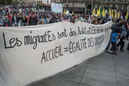 Foto de Francia, París: Una manifestación en solidaridad con los refugiados y migrantes tuvo lugar el 4 de septiembre de 2015 en París - Imagen libre de derechos