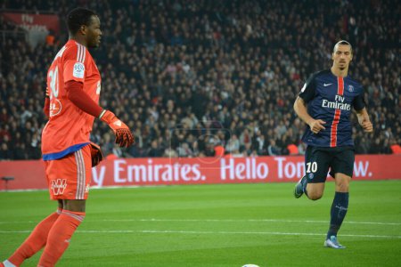 Téléchargez les photos : FRANCE, Paris : Zlatan Ibrahimovic frappe un ballon sur le terrain du Parc des Princes lors d'un match de Ligue 1 entre Paris-Saint-Germain et Marseille le 4 octobre 2015 - en image libre de droit