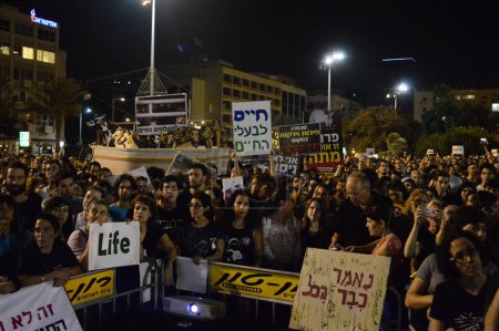 Foto de ISRAEL, Tel Aviv: Se estima que 10.000 personas marcharon en Tel Aviv por los derechos de los animales el 3 de octubre de 2015. - Imagen libre de derechos