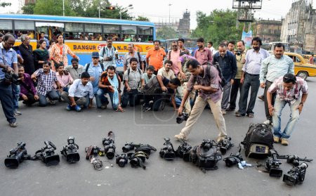 Téléchargez les photos : INDE, Bengale-Occidental : Les photojournalistes ont baissé leurs caméras lors d'une manifestation silencieuse organisée par le Calcutta Press Club (CPC) contre l'attaque brutale contre les médias au Bengale-Occidental, en Inde, le 5 octobre 2015. - en image libre de droit
