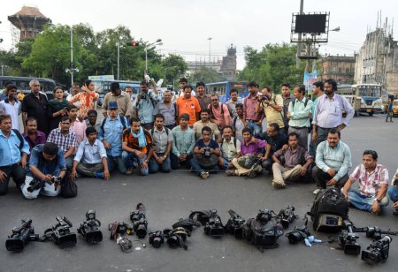 Téléchargez les photos : INDE, Bengale-Occidental : Les photojournalistes ont baissé leurs caméras lors d'une manifestation silencieuse organisée par le Calcutta Press Club (CPC) contre l'attaque brutale contre les médias au Bengale-Occidental, en Inde, le 5 octobre 2015. - en image libre de droit