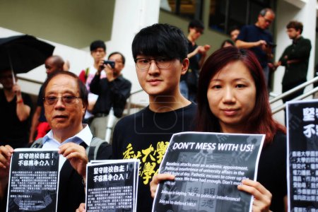 Téléchargez les photos : CHINE, Hong-Kong : Trois étudiants ont tenu des pancartes disant "Ne nous embrouillez pas quand environ 1 000 étudiants, professeurs et universitaires vêtus de noir protestent avec une marche silencieuse à l'Université de Hong Kong - en image libre de droit