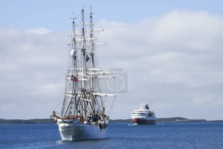 Téléchargez les photos : Vieux voilier en mer - en image libre de droit