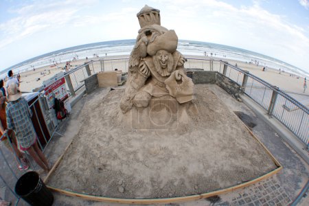 Téléchargez les photos : Sculpture en sable réalisée par l'artiste - en image libre de droit