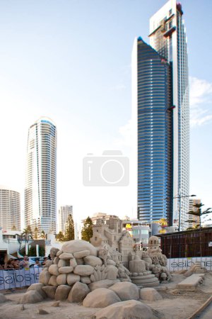 Téléchargez les photos : Skyscrapers in modern sunny city - en image libre de droit