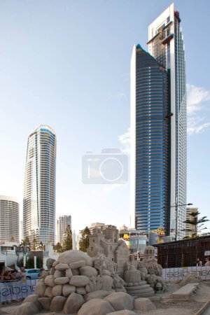 Téléchargez les photos : Skyscrapers in modern sunny city - en image libre de droit