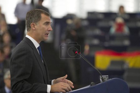 Foto de FRANCIA, Estrasburgo: El rey Felipe VI de España pronuncia un discurso durante una sesión plenaria del Parlamento Europeo el 7 de octubre de 2015 en Estrasburgo, al este de Francia. - Imagen libre de derechos