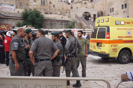 Téléchargez les photos : JERUSALEM : Les sauvetages et les policiers israéliens arrivent dans la vieille ville de Jérusalem le 7 octobre 2015. - en image libre de droit