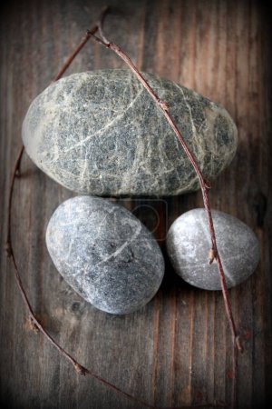 Téléchargez les photos : Plan rapproché de trois pierres sur un fond en bois - en image libre de droit