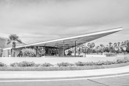 Téléchargez les photos : Station-service de tramway noir et blanc à Palm Springs - en image libre de droit